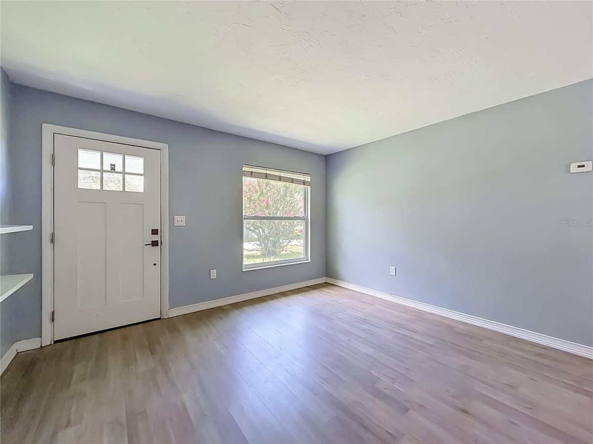 460 PINE AVENUE — photo 6 of 47