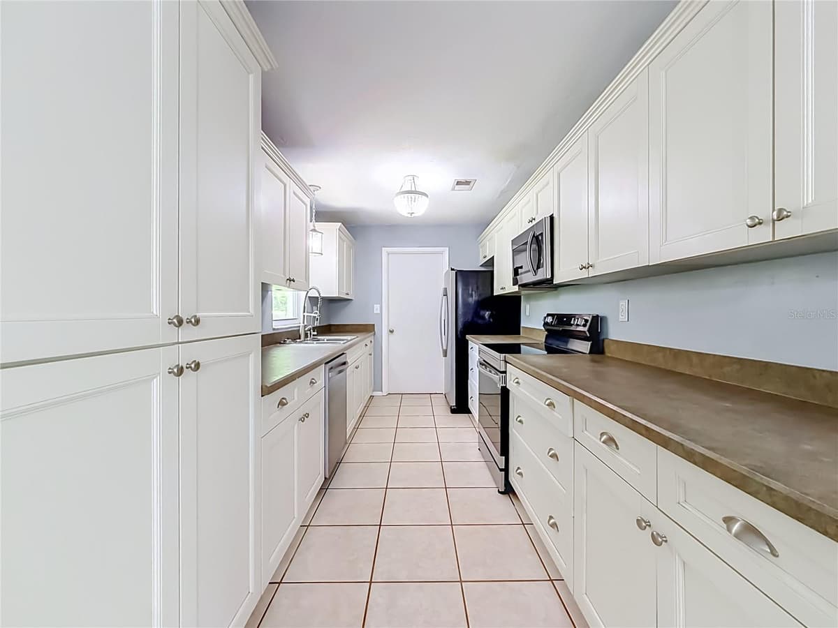 460 PINE AVENUE — photo 14 of 47