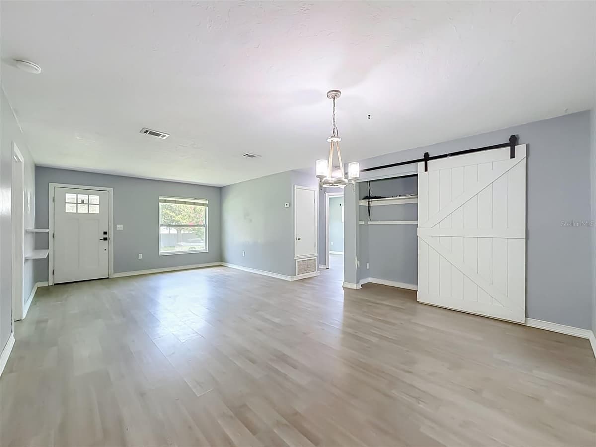 460 PINE AVENUE — photo 13 of 47