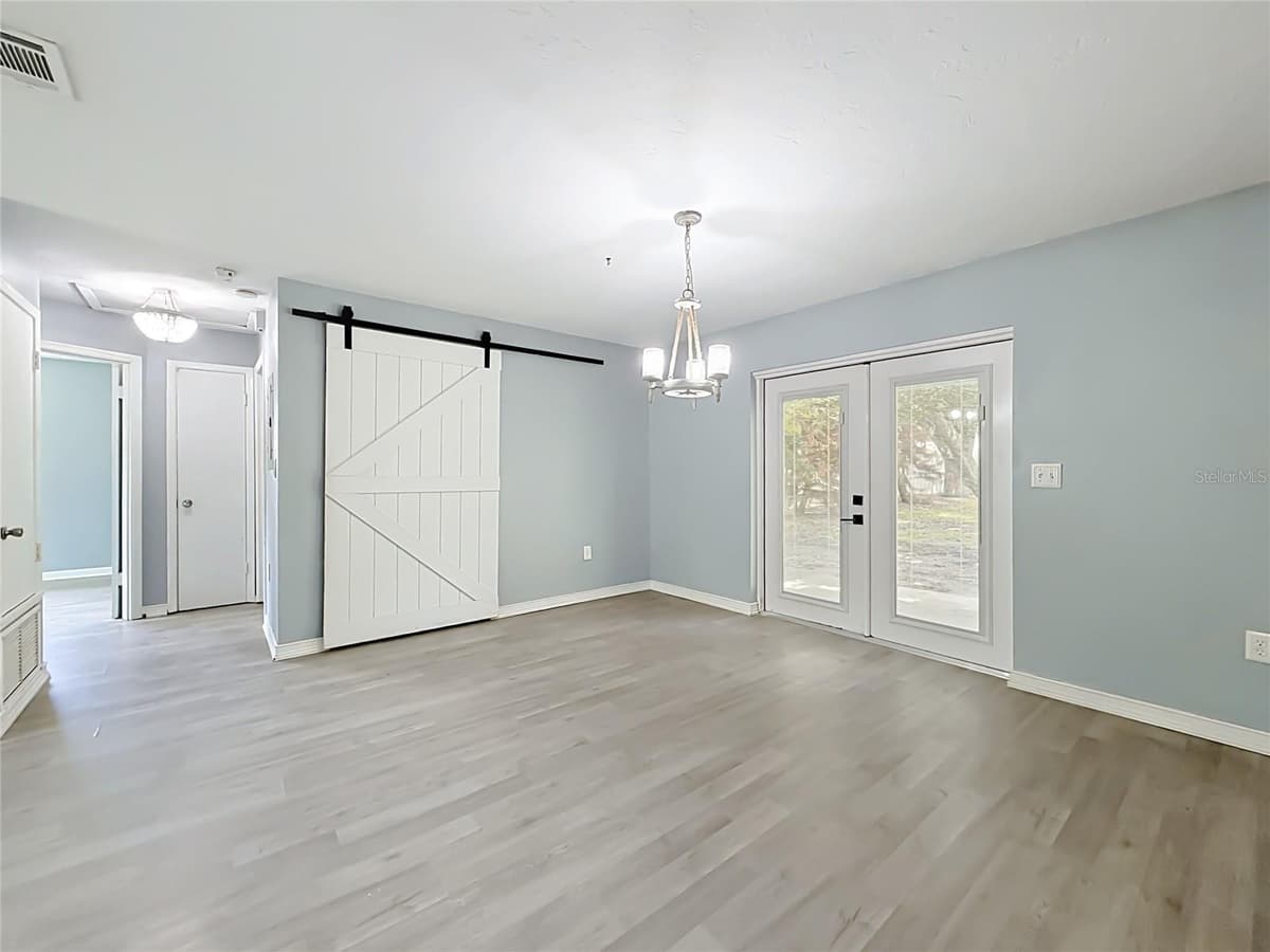 460 PINE AVENUE — photo 11 of 47