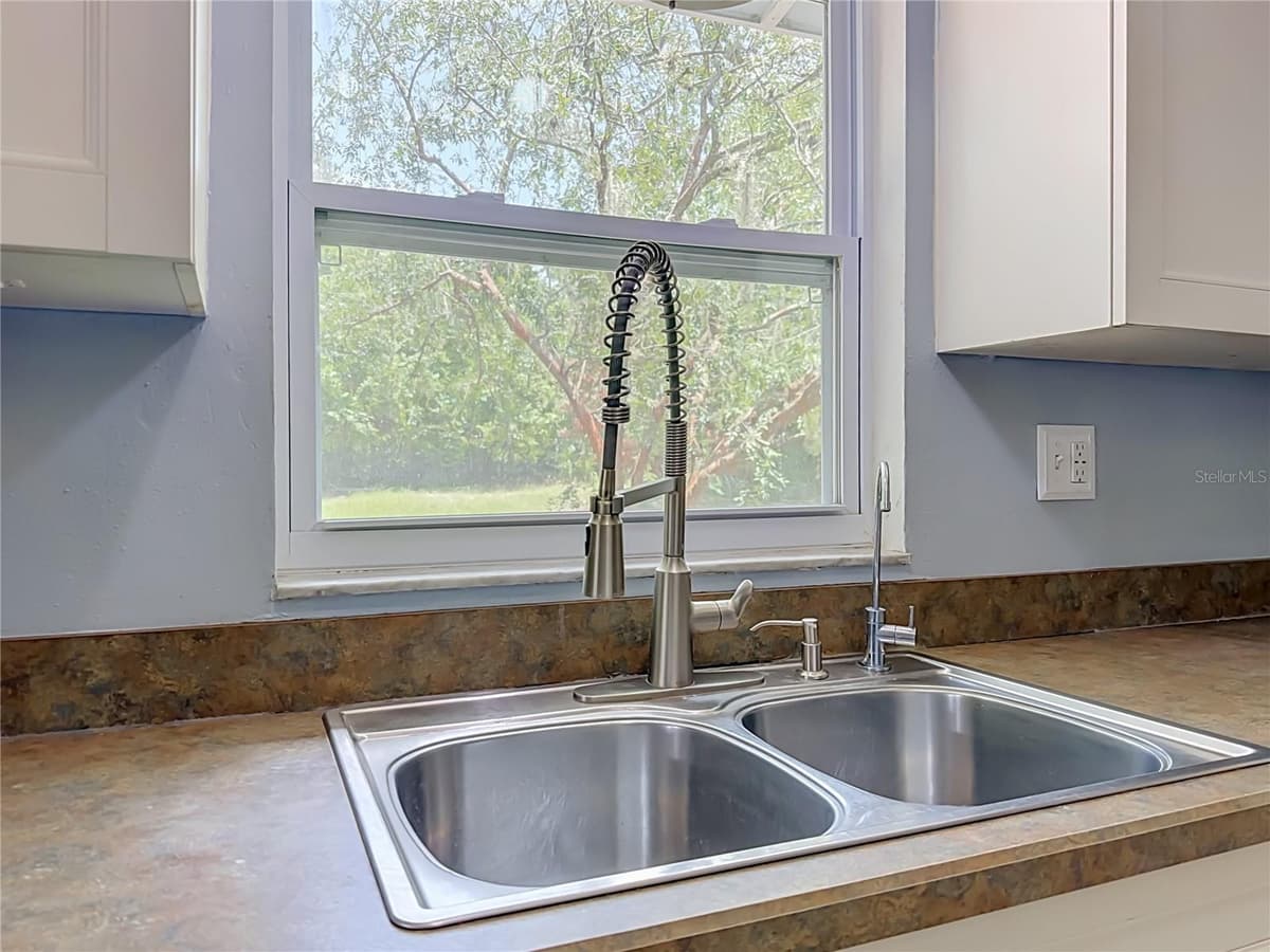 460 PINE AVENUE — photo 16 of 47