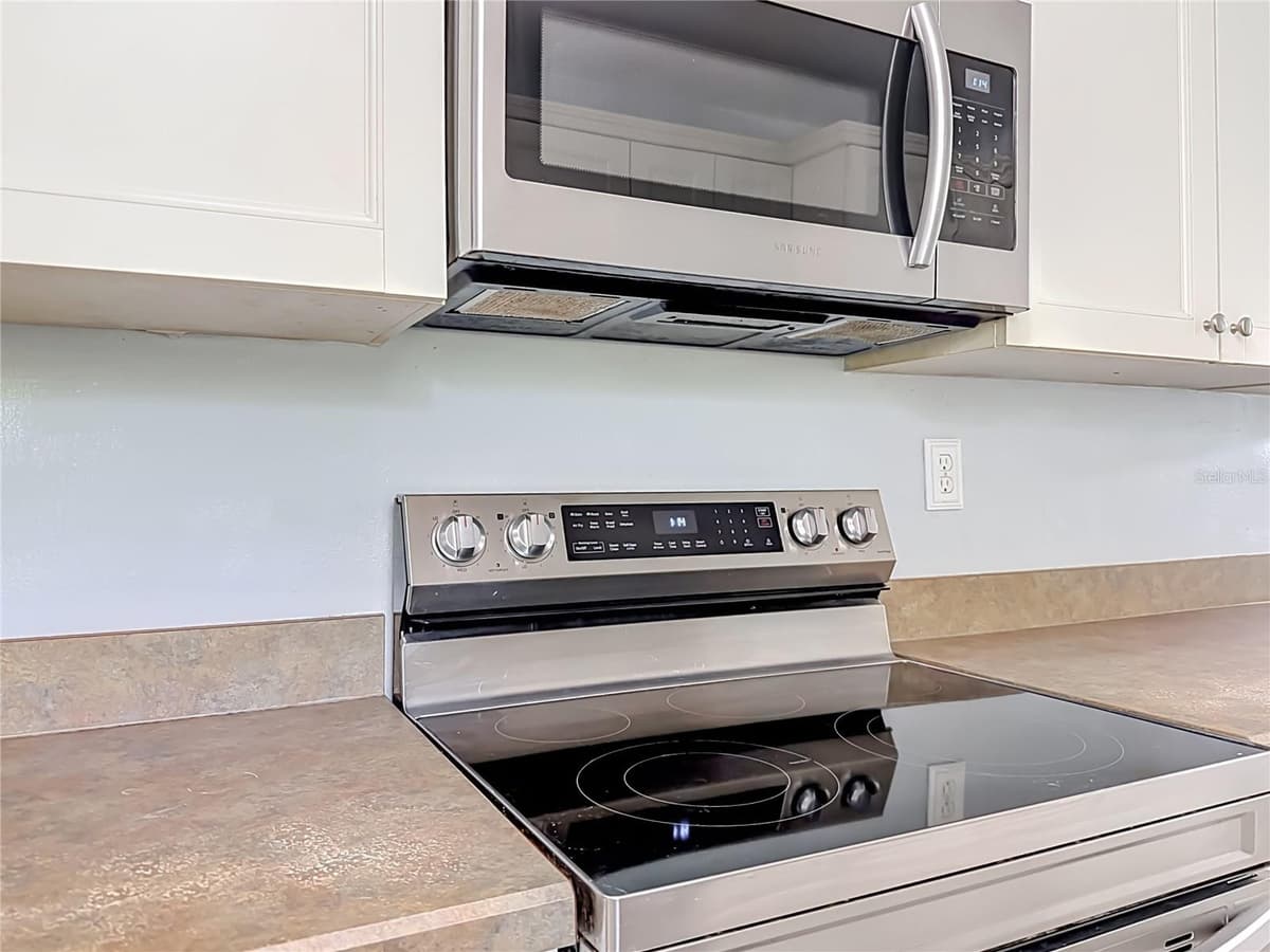 460 PINE AVENUE — photo 15 of 47