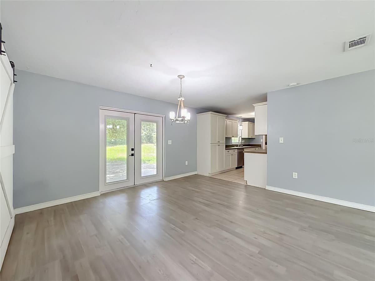 460 PINE AVENUE — photo 10 of 47