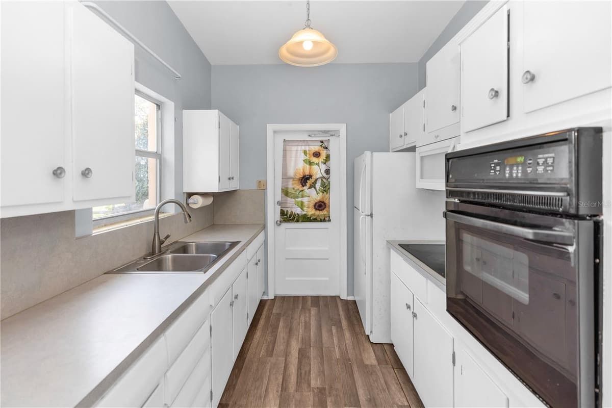 1106 MYRTLE LANE — photo 4 of 29