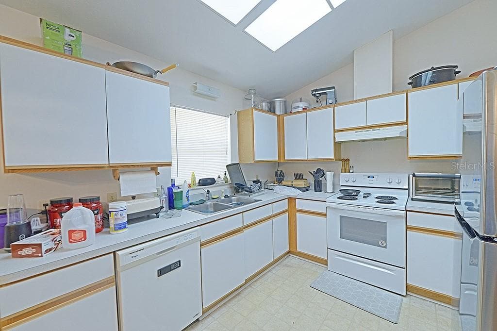 5025 HUMMINGBIRD AVENUE — photo 13 of 30