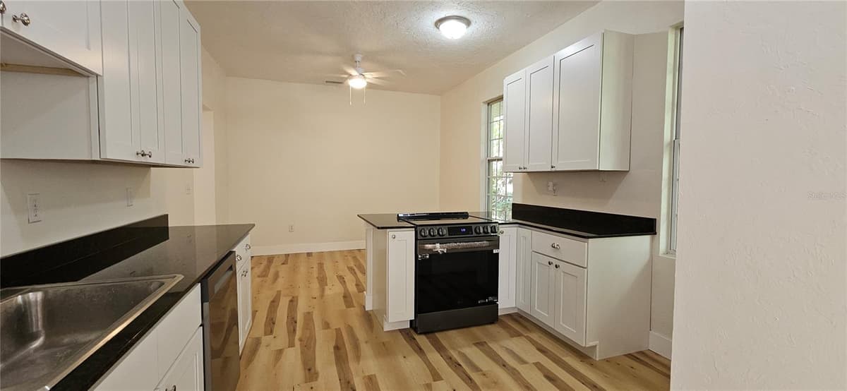 709 HIGHLAND STREET — photo 5 of 36