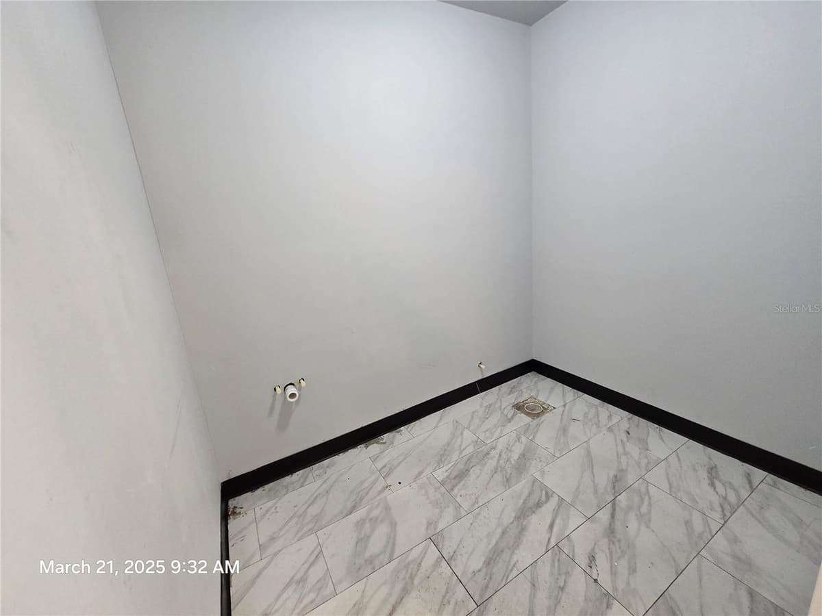 7901 KINGSPOINTE PARKWAY — photo 8 of 18