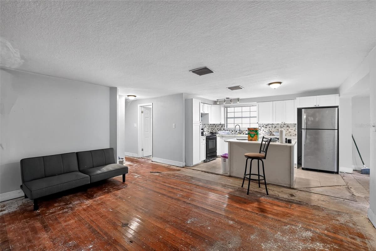 10109 MAIN STREET — photo 5 of 35