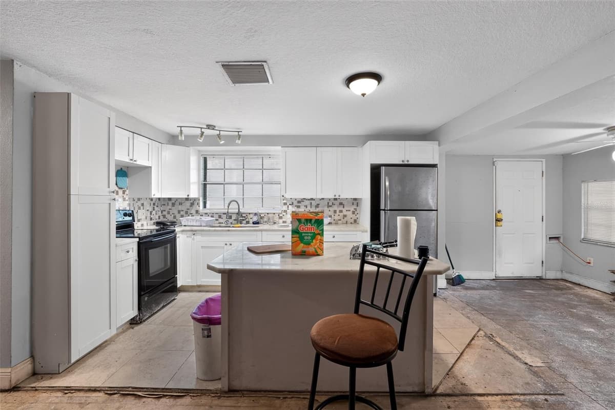 10109 MAIN STREET — photo 11 of 35