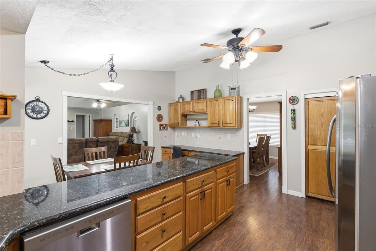 210 RIDGEWOOD COURT — photo 12 of 48