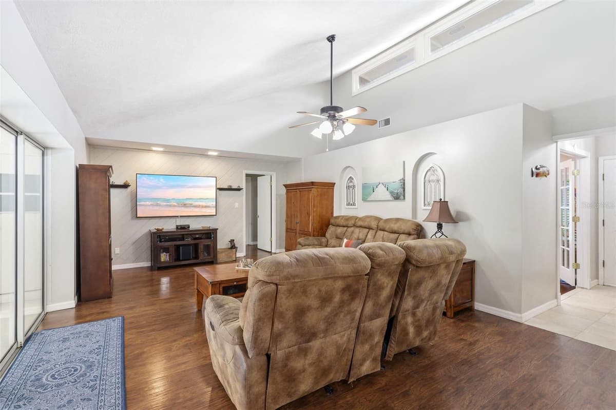 210 RIDGEWOOD COURT — photo 6 of 48
