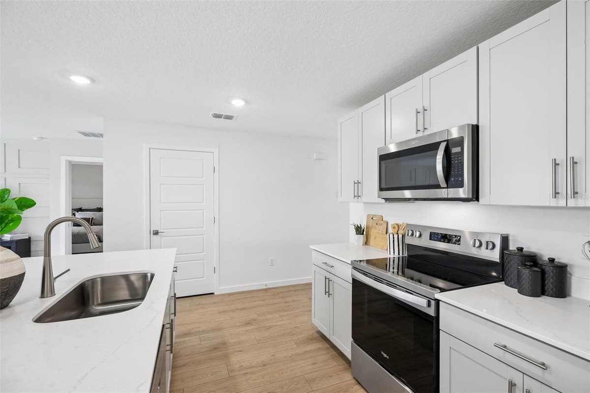 239 SKYFIELD COURT — photo 17 of 34