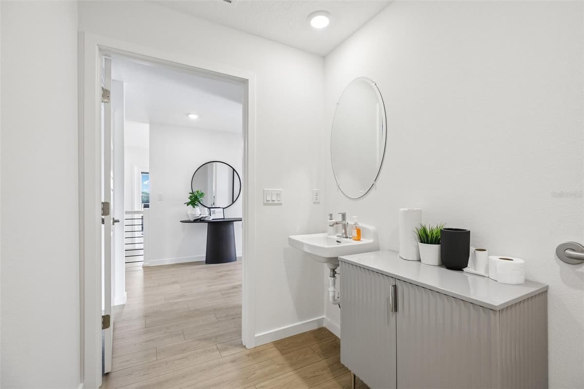 239 SKYFIELD COURT — photo 18 of 34