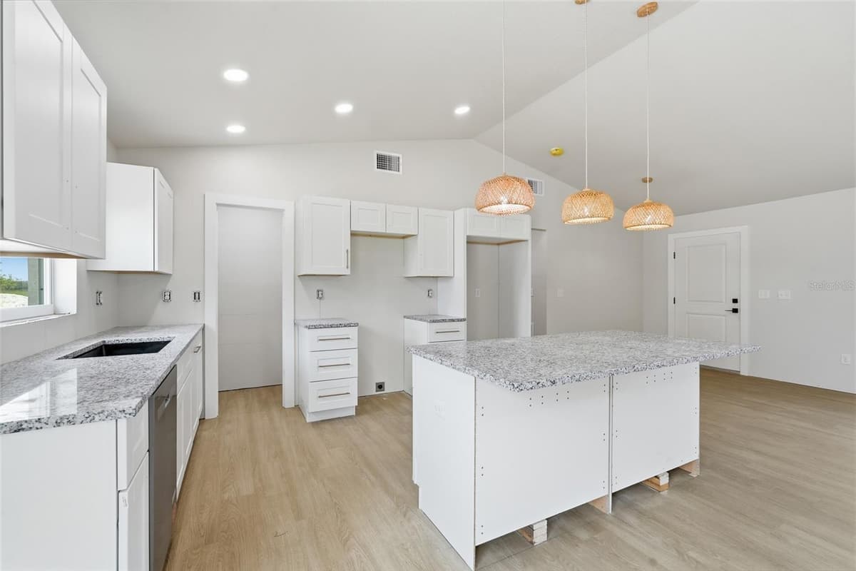 6898 MIAMI AVENUE — photo 9 of 48