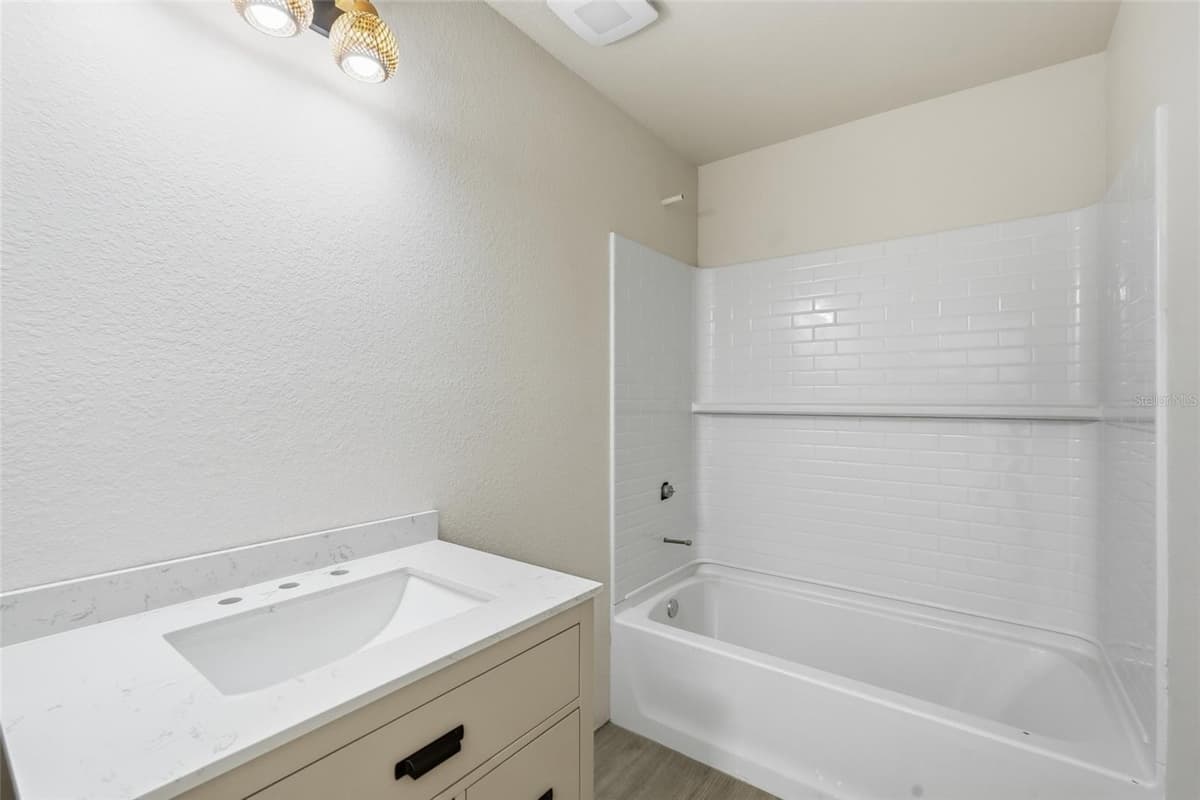 6898 MIAMI AVENUE — photo 17 of 48