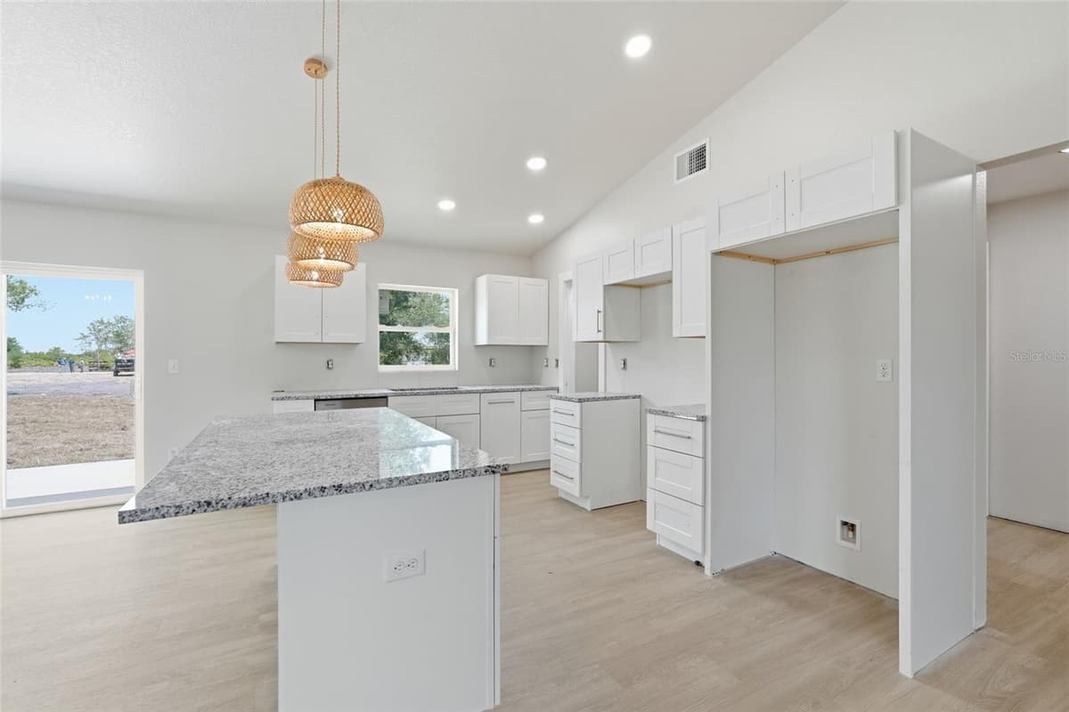 6898 MIAMI AVENUE — photo 12 of 48