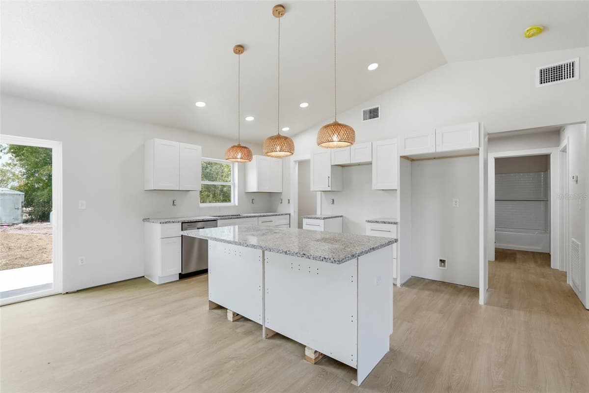 6898 MIAMI AVENUE — photo 7 of 48