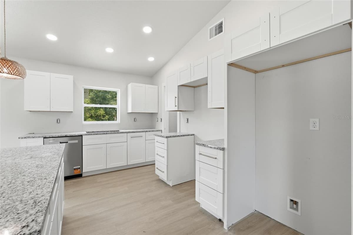 6898 MIAMI AVENUE — photo 14 of 48