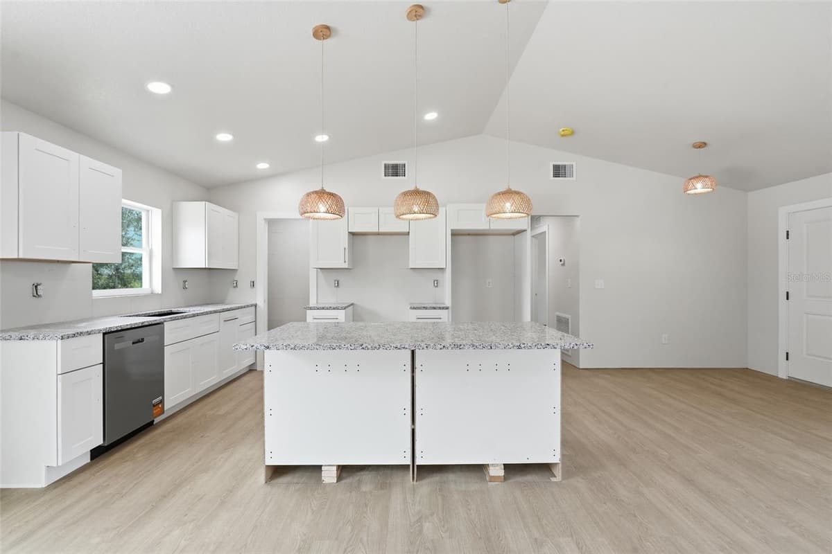 6898 MIAMI AVENUE — photo 8 of 48