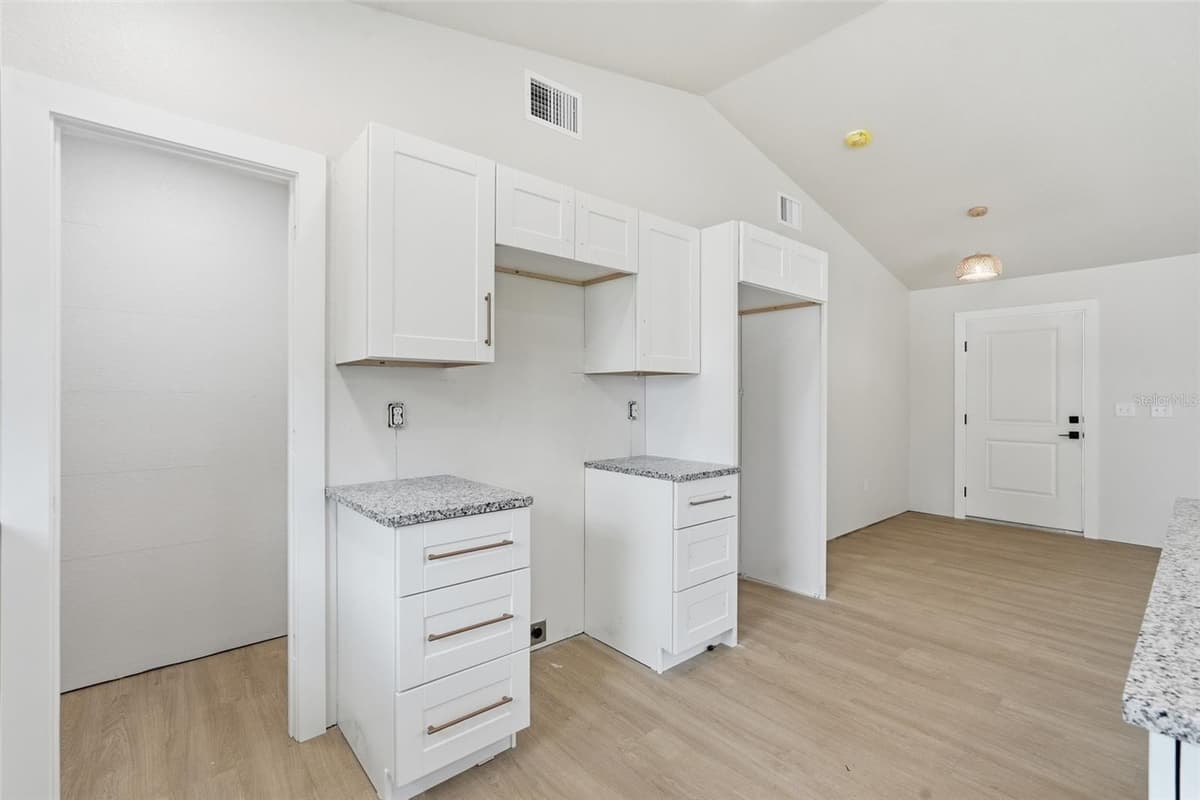 6898 MIAMI AVENUE — photo 11 of 48
