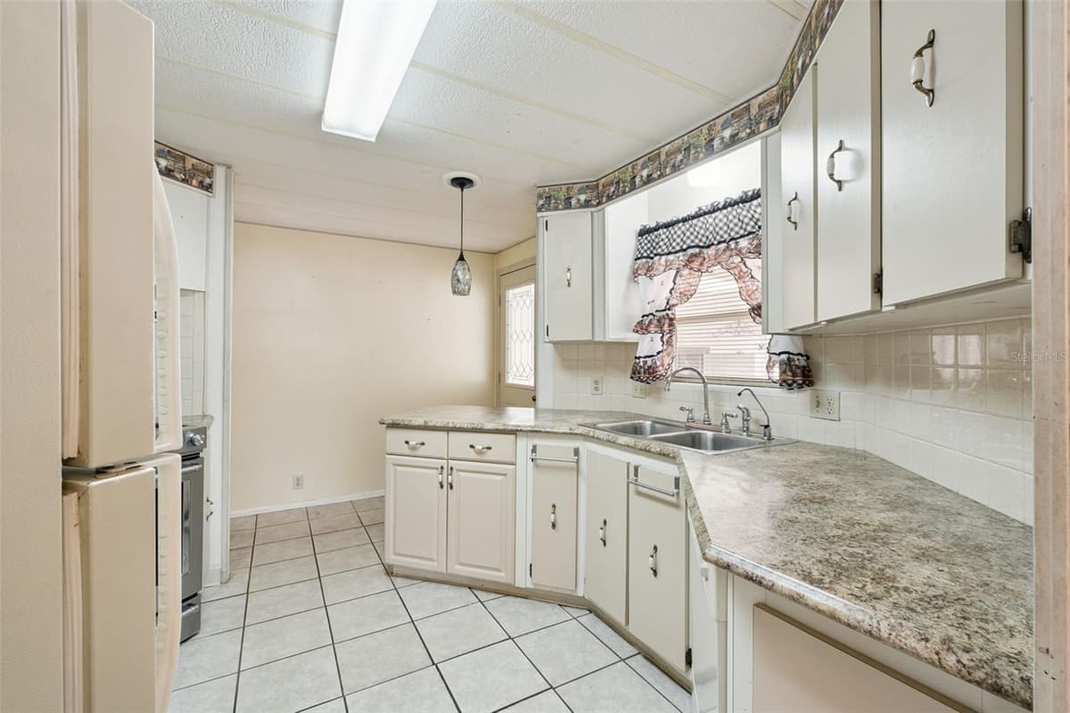 571 PINE NEEDLE COURT — photo 16 of 54