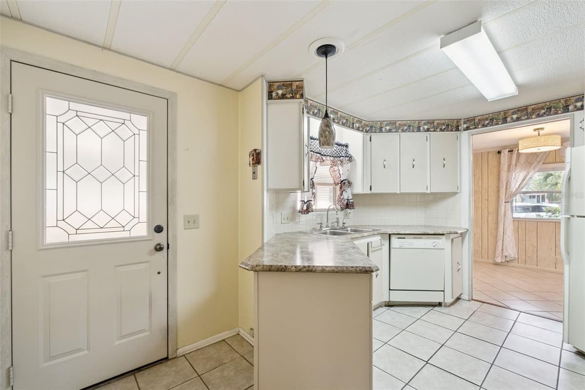 571 PINE NEEDLE COURT — photo 14 of 54