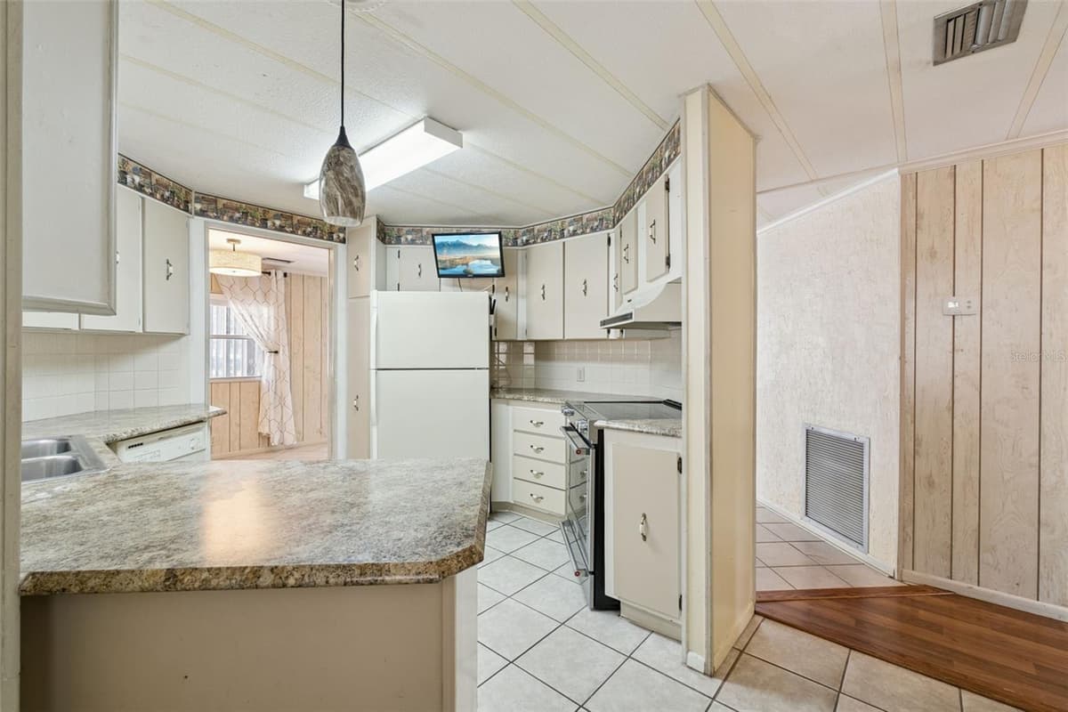 571 PINE NEEDLE COURT — photo 15 of 54