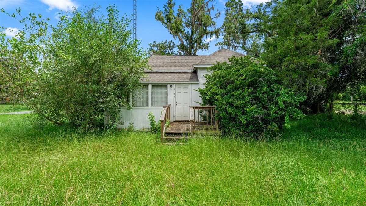 5698 NAVARRE AVENUE — photo 3 of 15