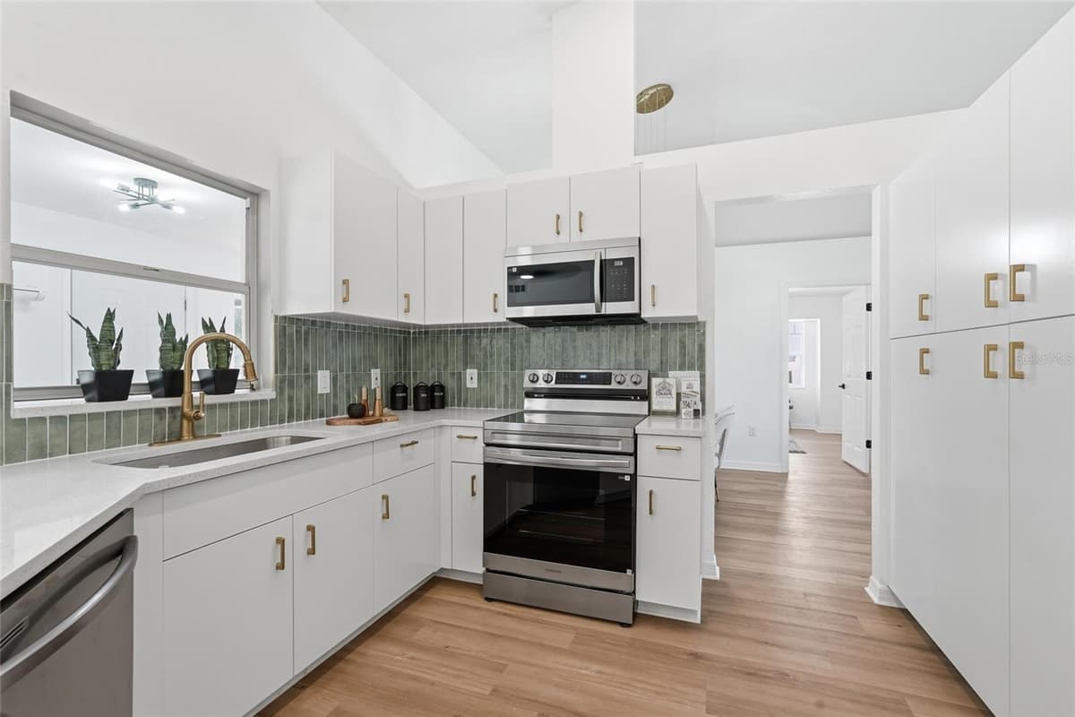 4850 SALFORD BOULEVARD — photo 10 of 34