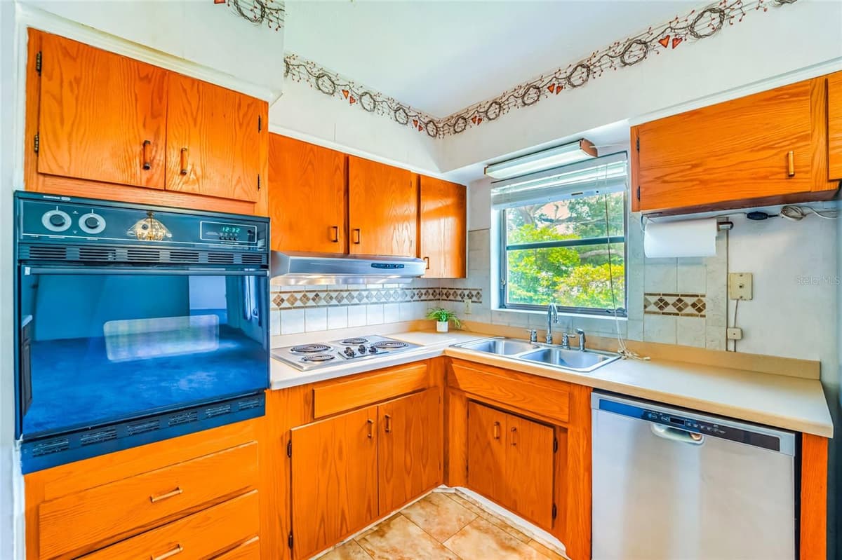 1326 ST THOMAS DRIVE — photo 11 of 49