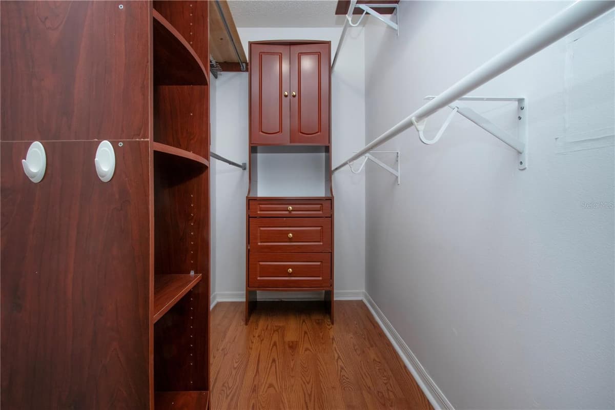 1828 FOXHUNT DRIVE — photo 24 of 34