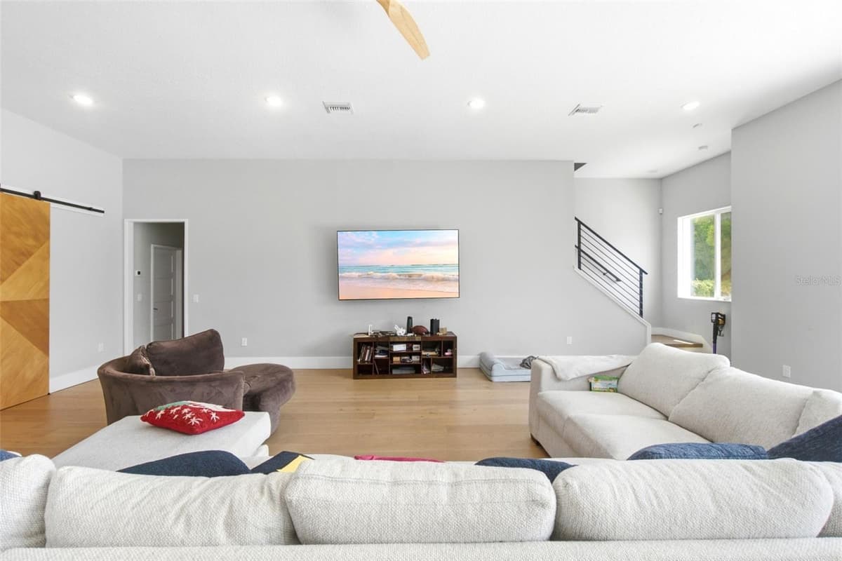 281 BREWER AVENUE — photo 14 of 54