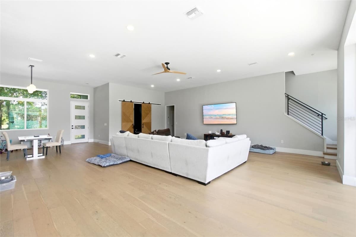 281 BREWER AVENUE — photo 17 of 54