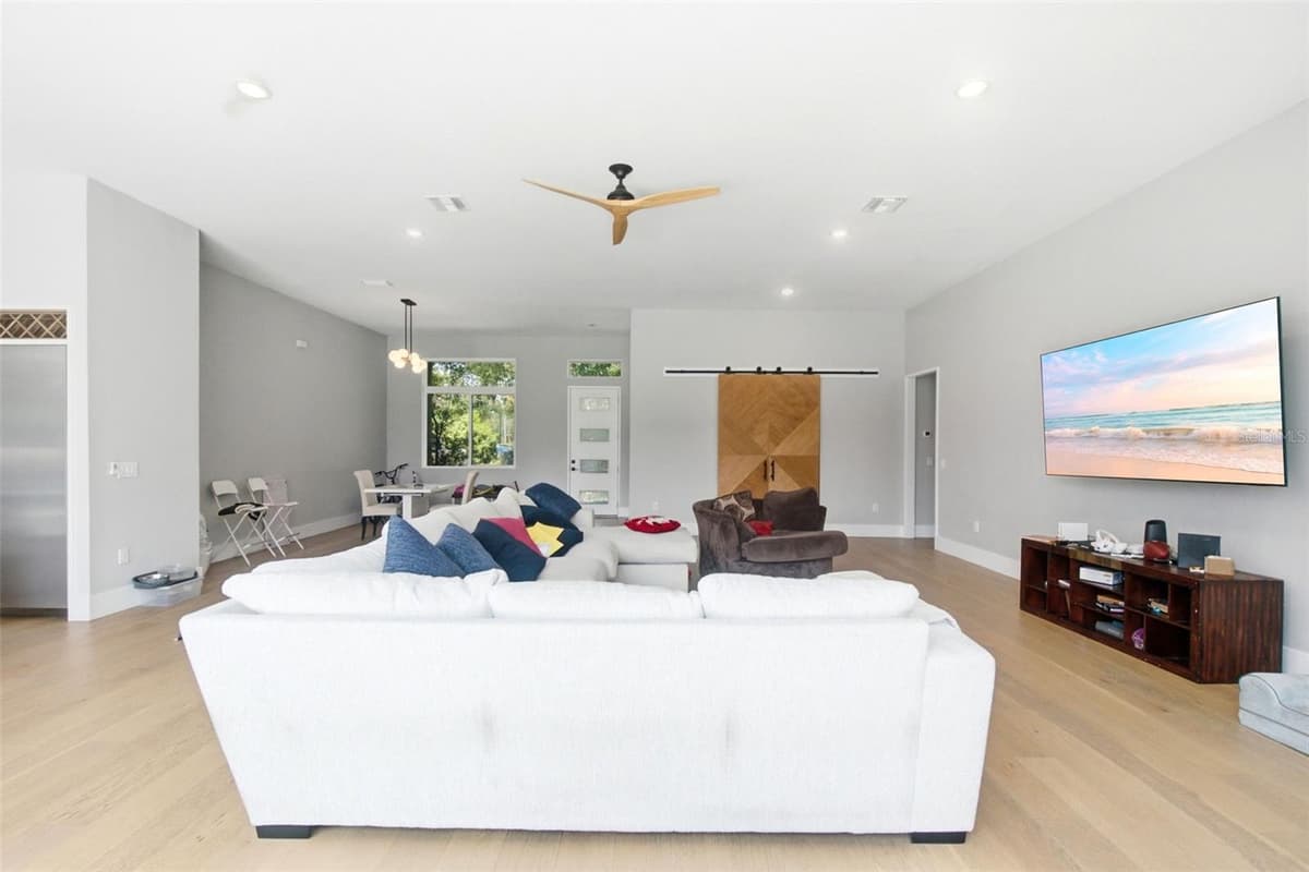 281 BREWER AVENUE — photo 15 of 54