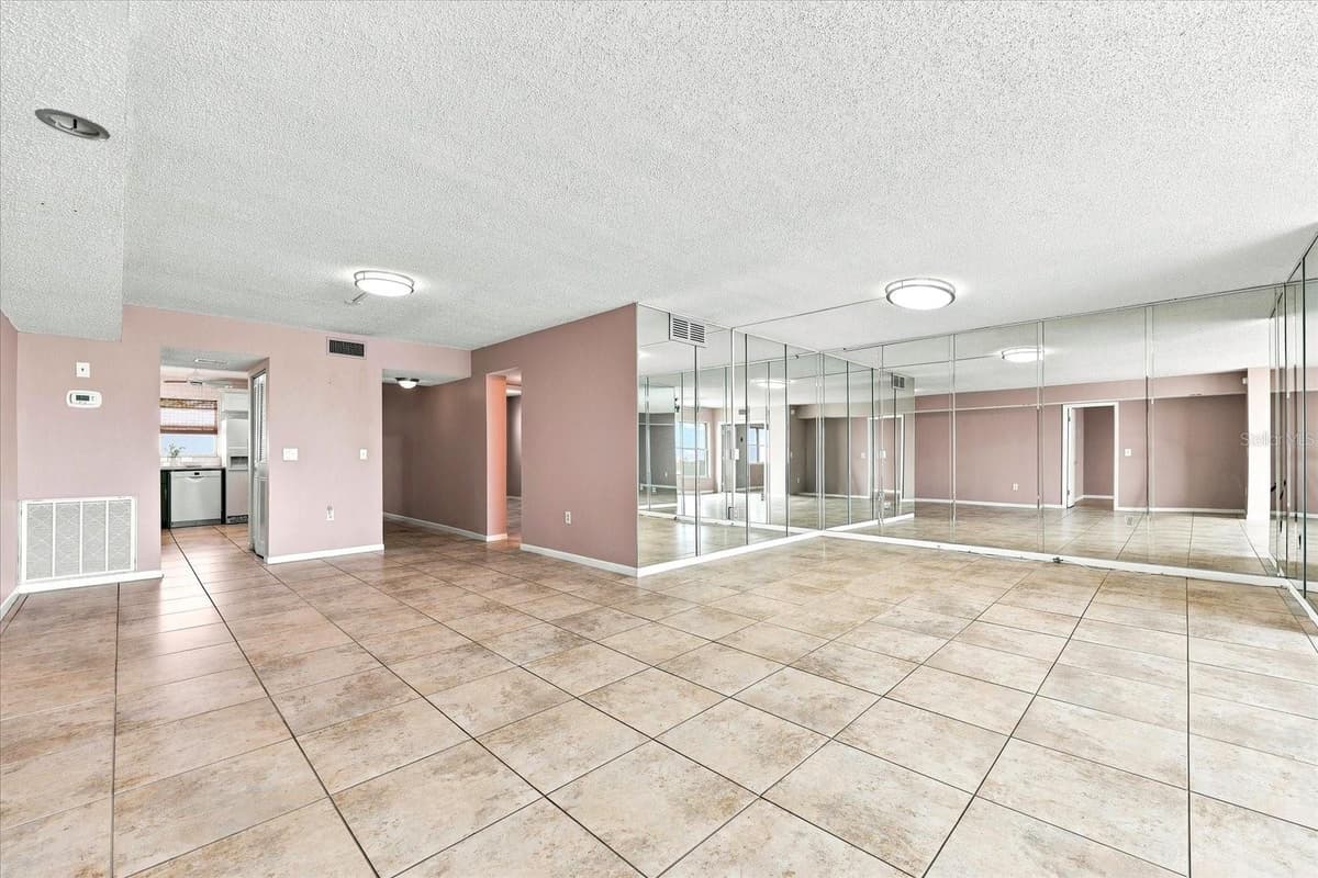 6020 SHORE BOULEVARD — photo 20 of 47