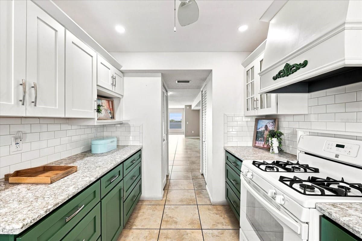 6020 SHORE BOULEVARD — photo 7 of 47