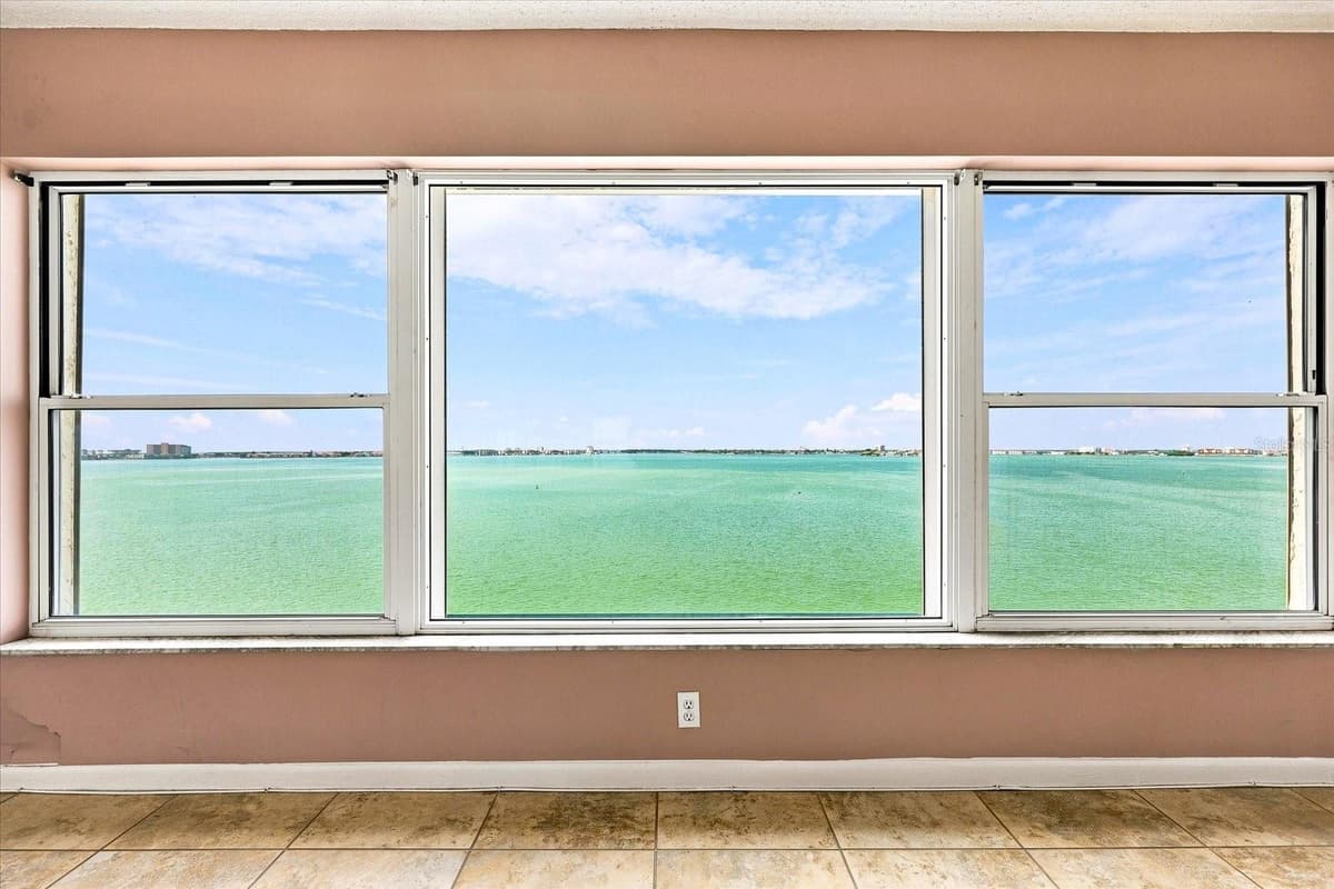 6020 SHORE BOULEVARD — photo 4 of 47