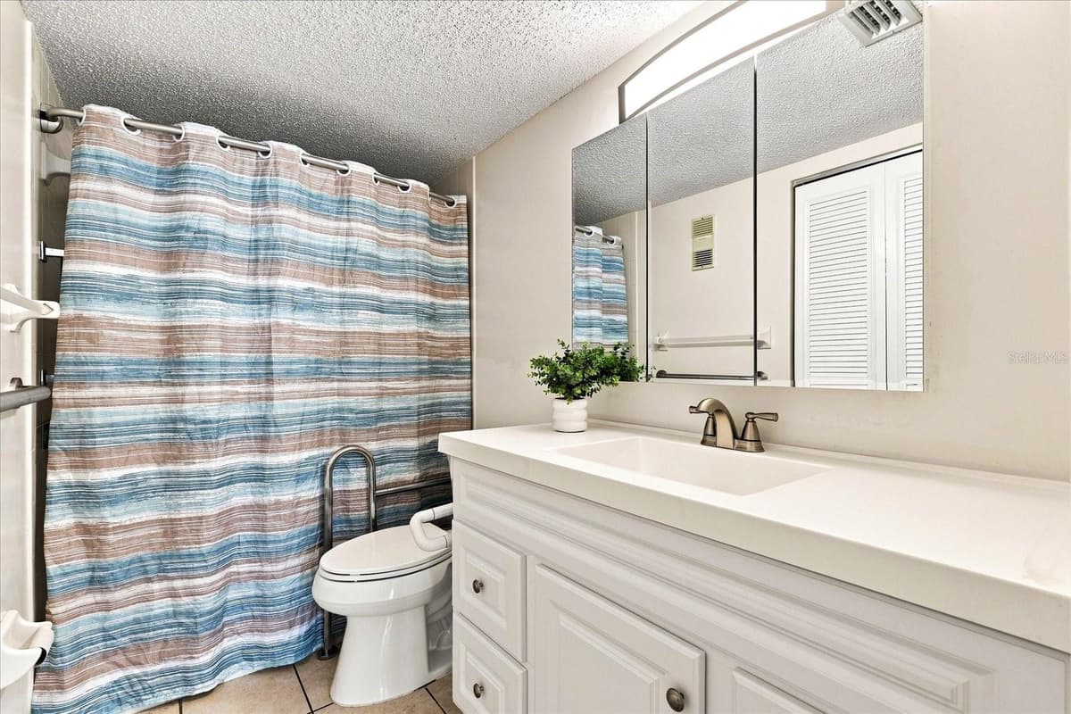 6020 SHORE BOULEVARD — photo 10 of 47