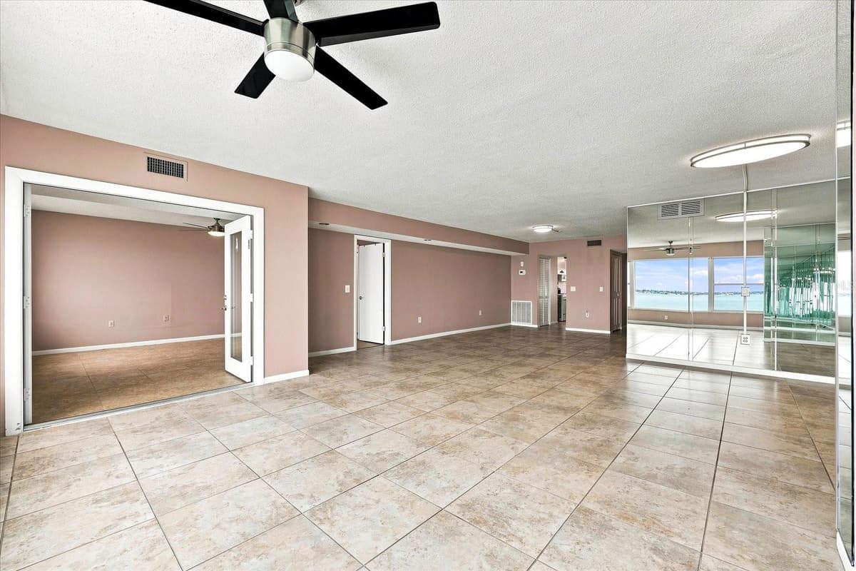 6020 SHORE BOULEVARD — photo 19 of 47
