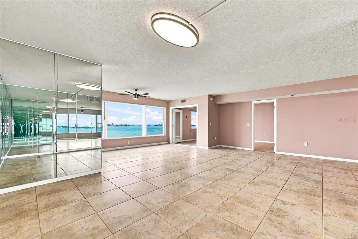 6020 SHORE BOULEVARD — photo 17 of 47