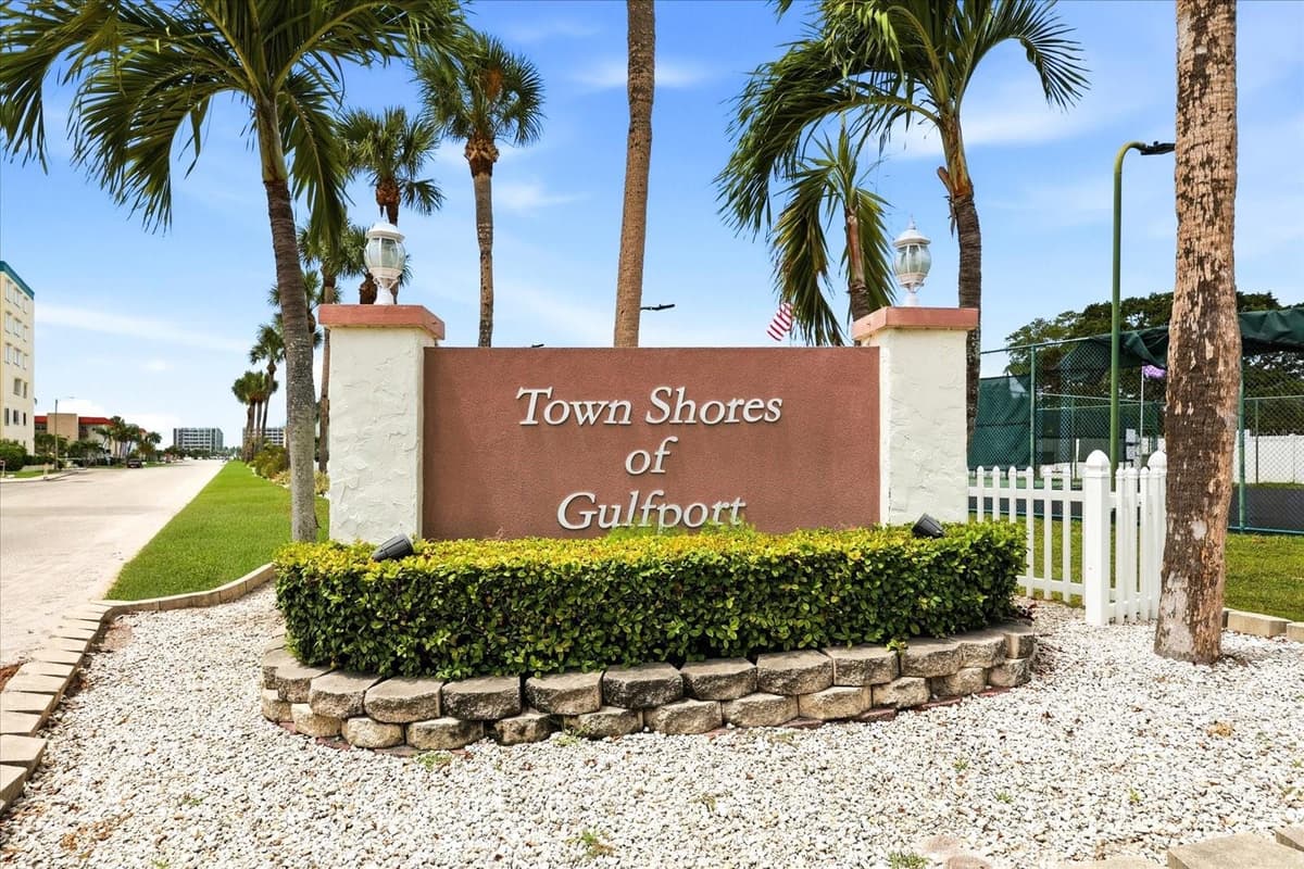 6020 SHORE BOULEVARD — photo 33 of 47