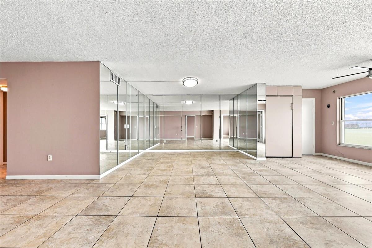 6020 SHORE BOULEVARD — photo 18 of 47