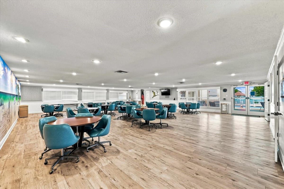 6020 SHORE BOULEVARD — photo 43 of 47
