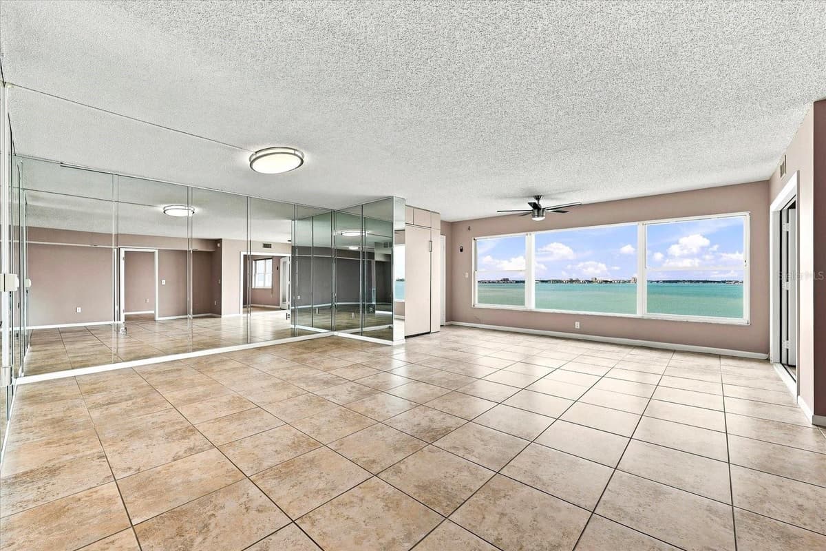 6020 SHORE BOULEVARD — photo 16 of 47