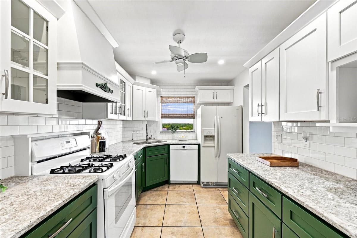 6020 SHORE BOULEVARD — photo 6 of 47