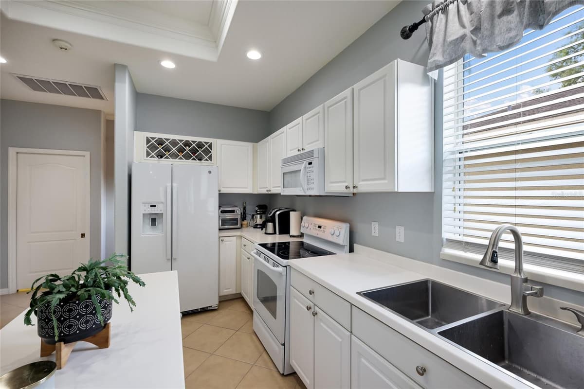 645 PINE STREET — photo 8 of 34