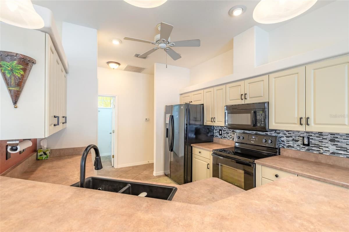 5912 PLAINVIEW DRIVE — photo 14 of 47