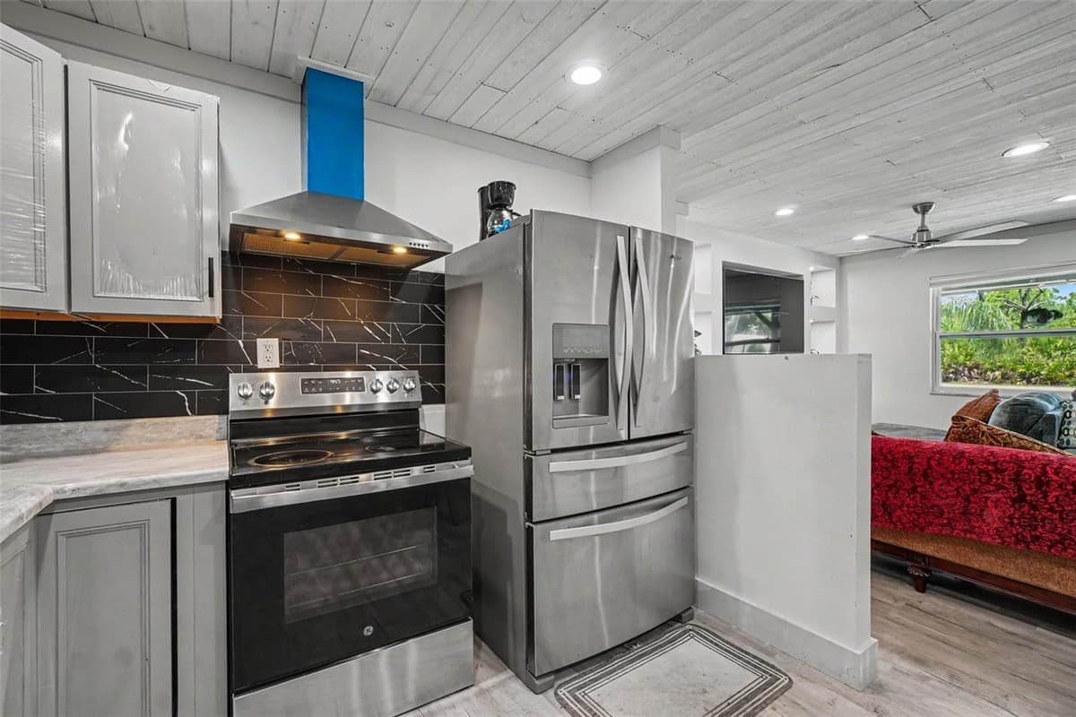 3728 GASPARILLA STREET — photo 8 of 38