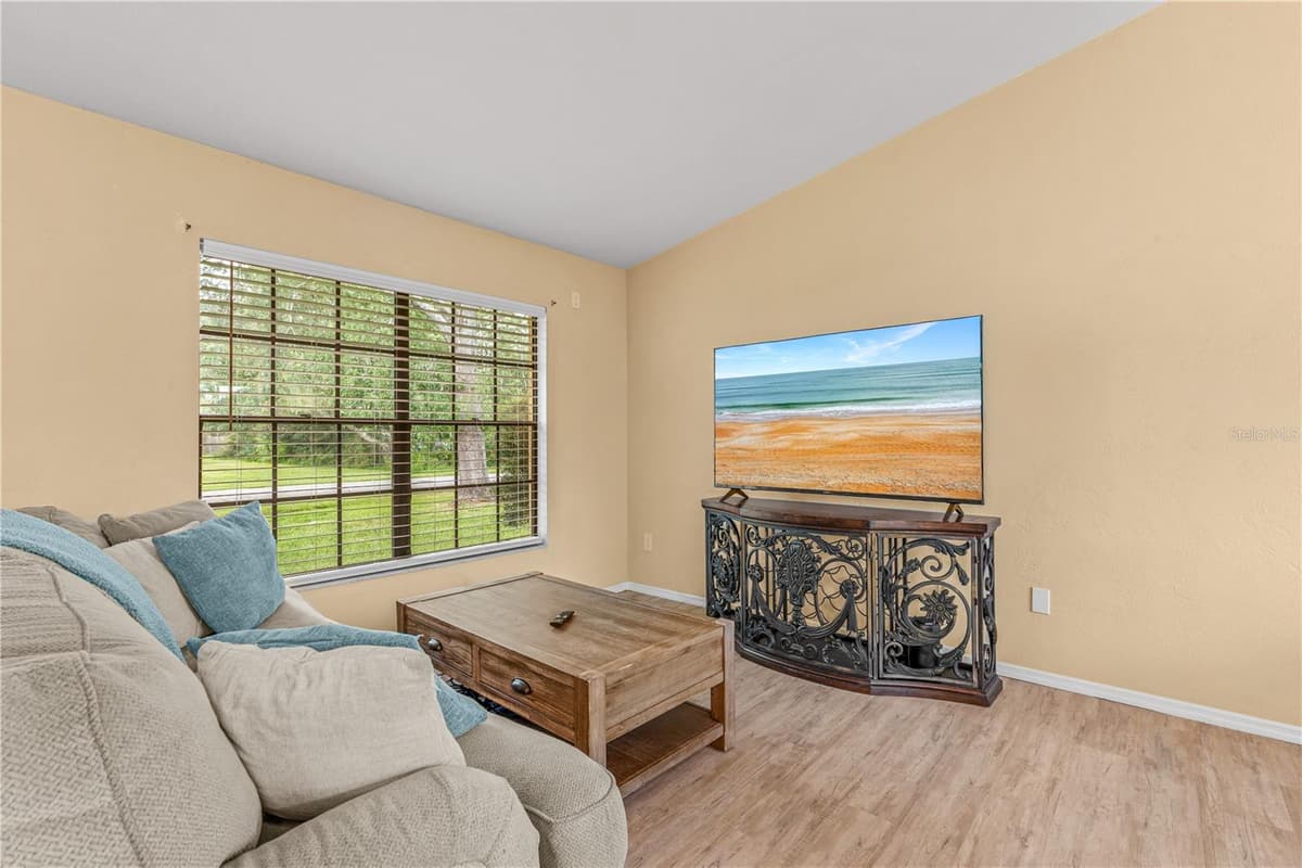 221 CHERRYWOOD LANE — photo 4 of 34