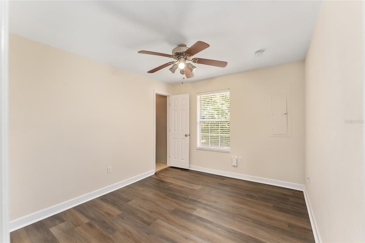18673 252ND STREET — photo 8 of 40